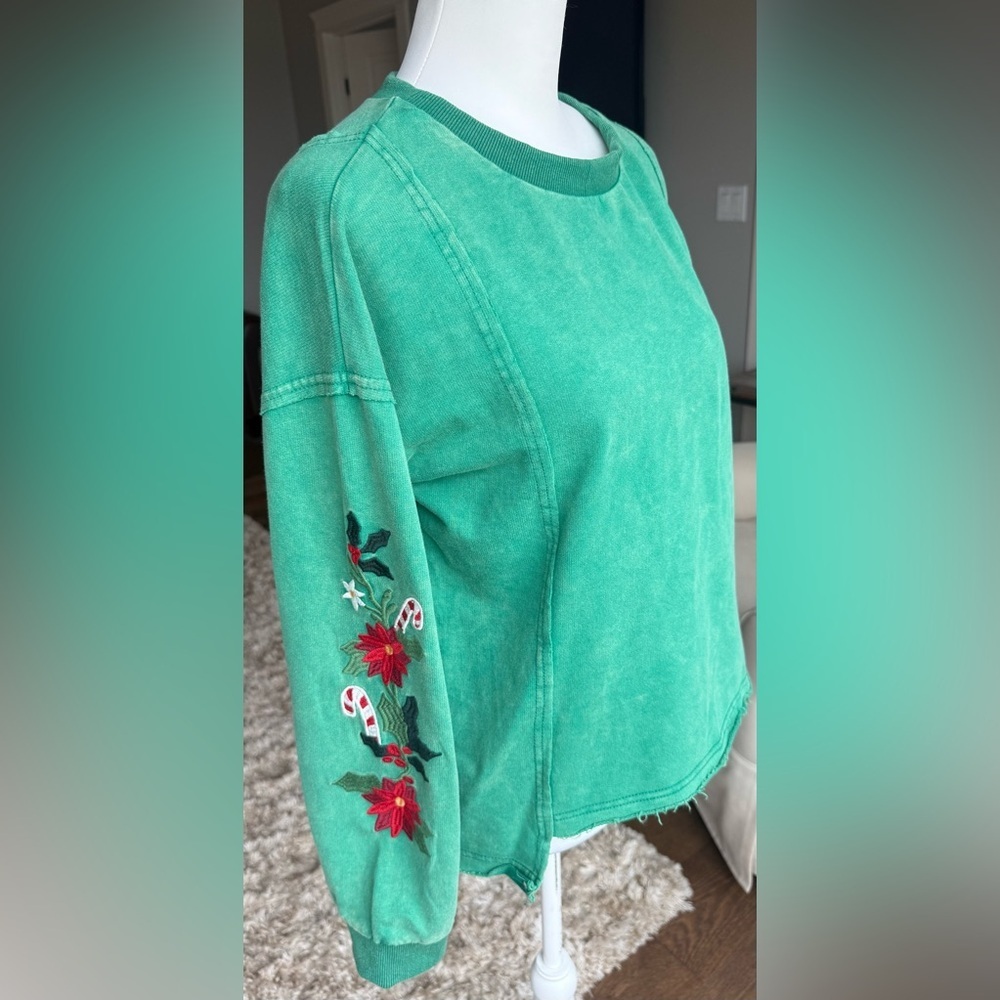 Anniewear MEDIUM Christmas Floral Holly Embroidered Green Long Sleeve Top NWT
